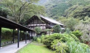 箱根の豊栄荘の中庭